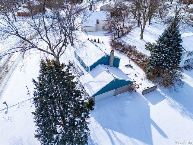 1820 Hunters Ridge Drive, Bloomfield Hills, MI 48304