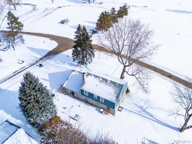 1820 Hunters Ridge Drive, Bloomfield Hills, MI 48304