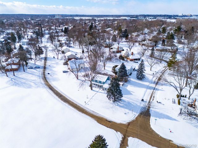 1820 Hunters Ridge Drive, Bloomfield Hills, MI 48304