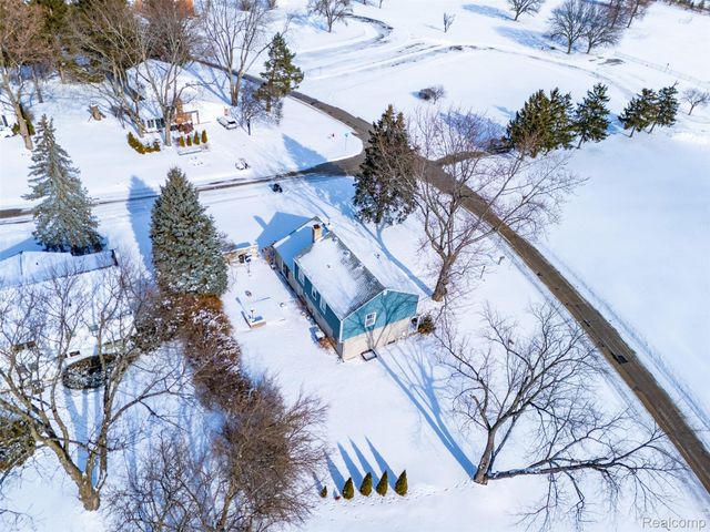 1820 Hunters Ridge Drive, Bloomfield Hills, MI 48304