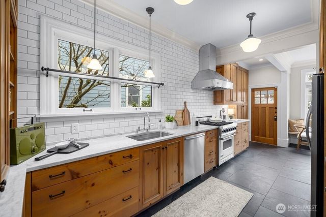 610 16th Avenue E, Seattle, WA 98112