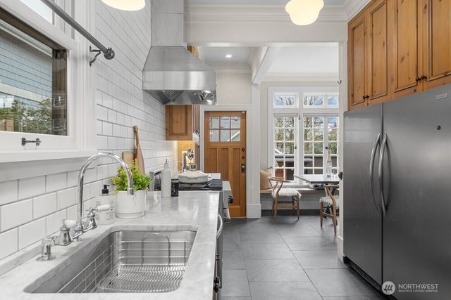 610 16th Avenue E, Seattle, WA 98112