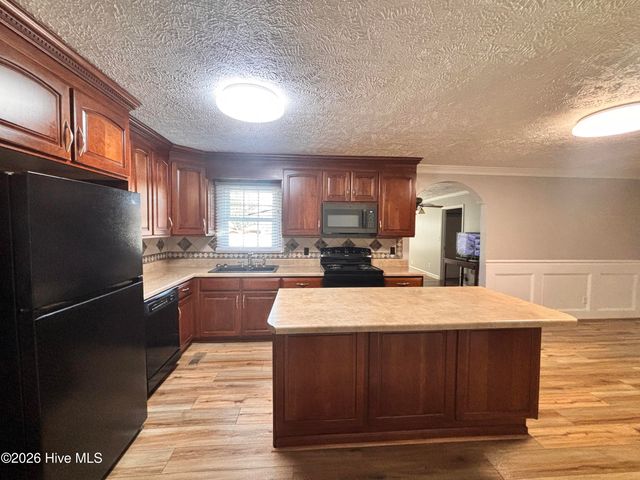 7825 Snow Hill Drive, Roseboro, NC 28382