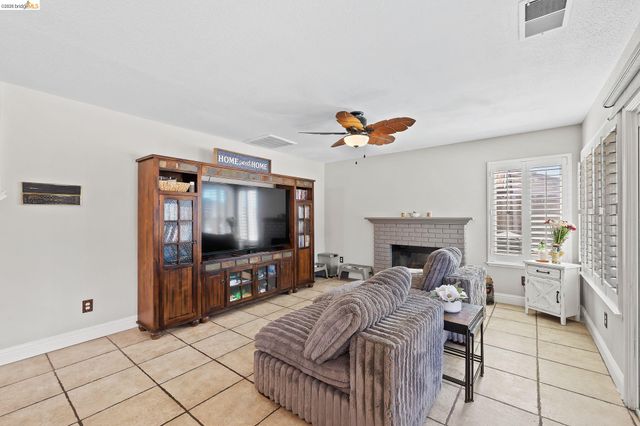 2055 Truman Ln, Oakley, CA 94561