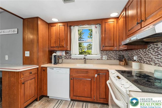 425 Beverly Drive, South Whitehall Twp, PA 18104