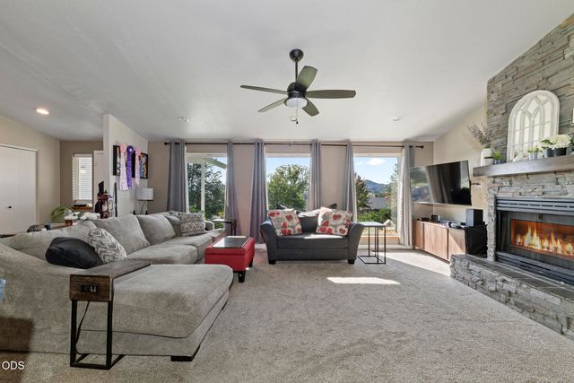 757 NE Tokay, Grants Pass, OR 97526