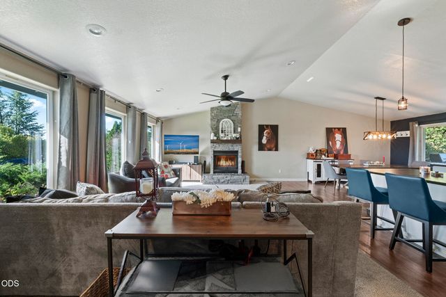 757 NE Tokay, Grants Pass, OR 97526