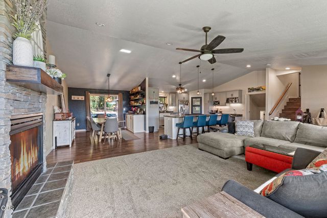 757 NE Tokay, Grants Pass, OR 97526