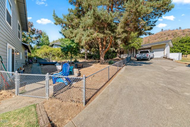 757 NE Tokay, Grants Pass, OR 97526