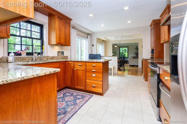 605 Apple Hill Lane, Rochester Hills, MI 48306