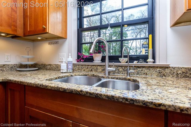 605 Apple Hill Lane, Rochester Hills, MI 48306