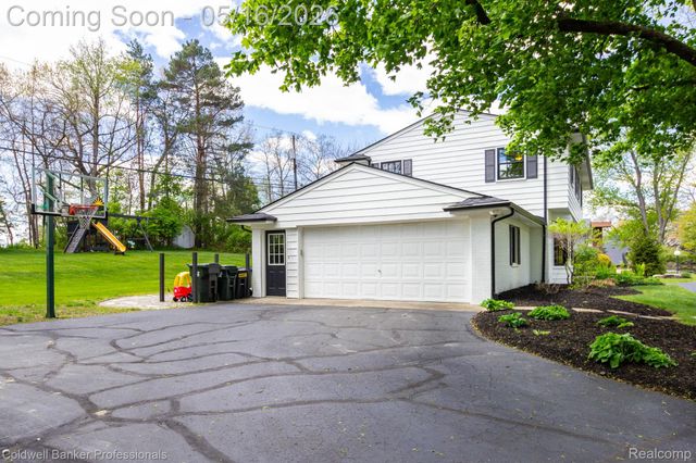 605 Apple Hill Lane, Rochester Hills, MI 48306