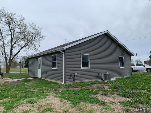 101 N Railroad Street, Patoka, IL 62875