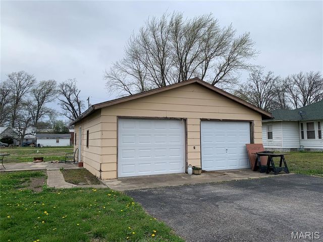 101 N Railroad Street, Patoka, IL 62875