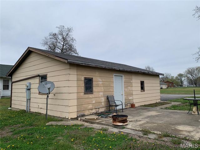 101 N Railroad Street, Patoka, IL 62875