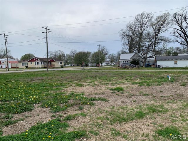 101 N Railroad Street, Patoka, IL 62875