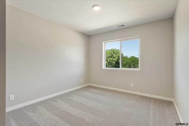 7925 N 94 Street, Omaha, NE 68122