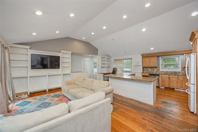 516 Shade Street, North Babylon, NY 11703