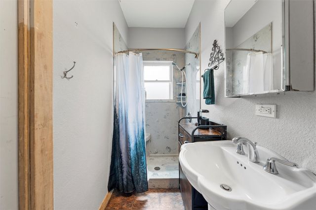 105 N Davis Street, West, TX 76691