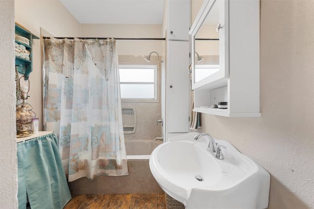 105 N Davis Street, West, TX 76691