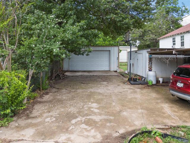 105 N Davis Street, West, TX 76691