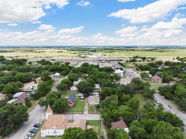 105 N Davis Street, West, TX 76691