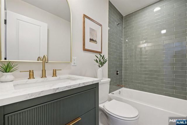 141 Pond Drive 14A, Twp Of Washington, NJ 07676