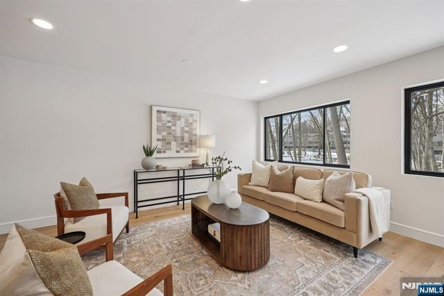 141 Pond Drive 14A, Twp Of Washington, NJ 07676