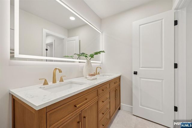 141 Pond Drive 14A, Twp Of Washington, NJ 07676