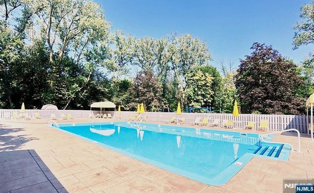 141 Pond Drive 14A, Twp Of Washington, NJ 07676