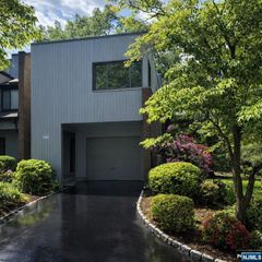 141 Pond Drive 14A, Twp Of Washington, NJ 07676