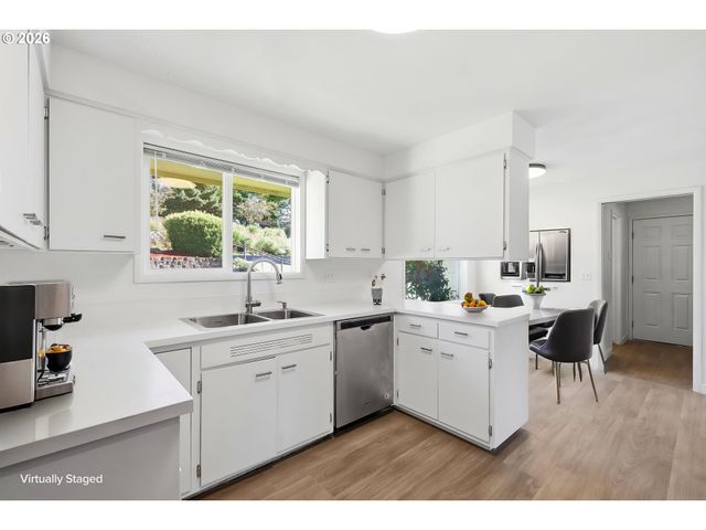 682 SUNSET Dr, Springfield, OR 97477