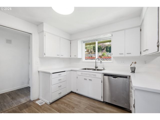 682 SUNSET Dr, Springfield, OR 97477