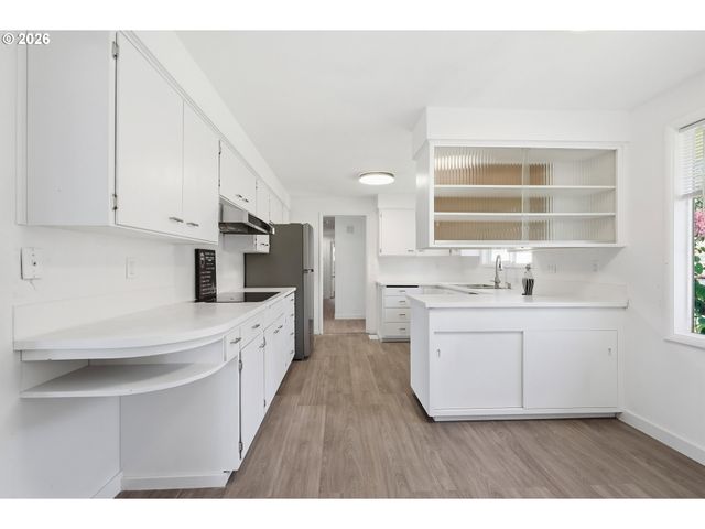 682 SUNSET Dr, Springfield, OR 97477