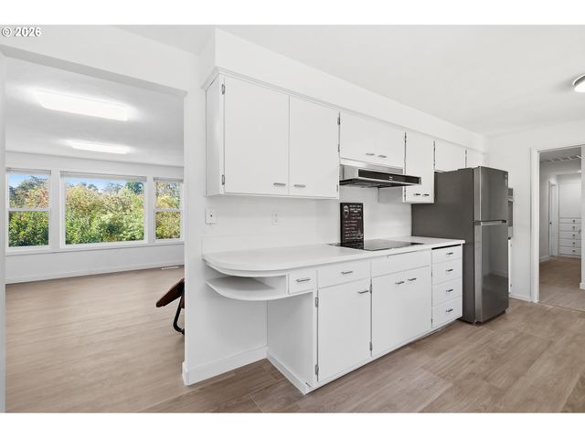 682 SUNSET Dr, Springfield, OR 97477