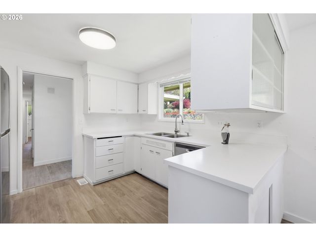 682 SUNSET Dr, Springfield, OR 97477