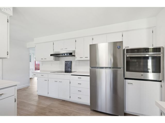 682 SUNSET Dr, Springfield, OR 97477
