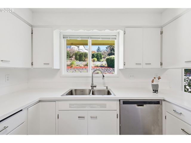 682 SUNSET Dr, Springfield, OR 97477