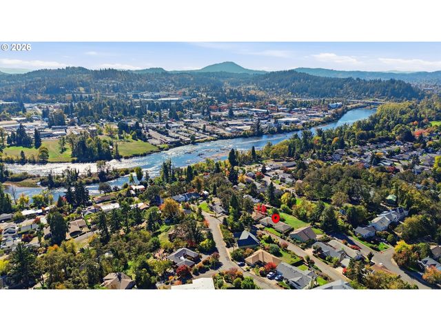 682 SUNSET Dr, Springfield, OR 97477