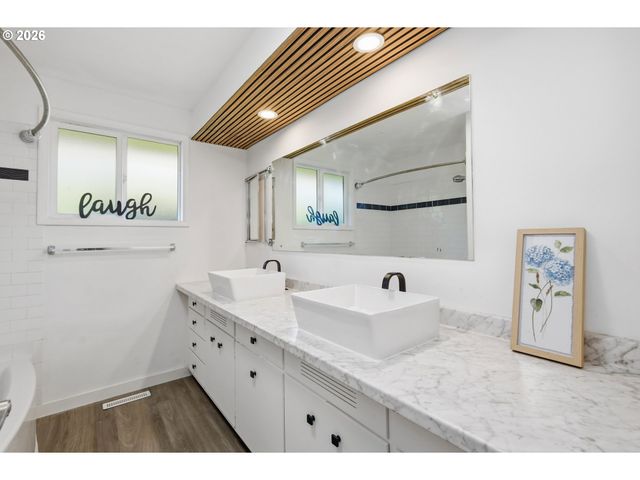 682 SUNSET Dr, Springfield, OR 97477