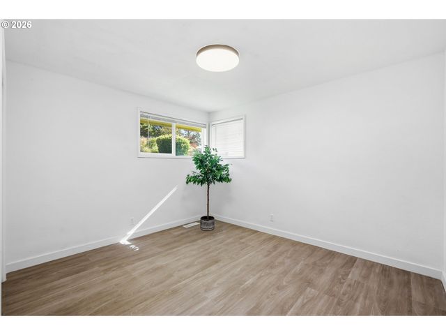 682 SUNSET Dr, Springfield, OR 97477