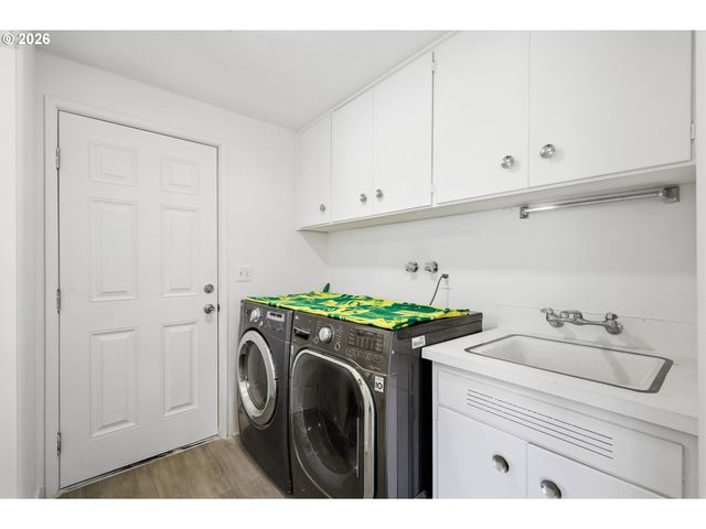 682 SUNSET Dr, Springfield, OR 97477