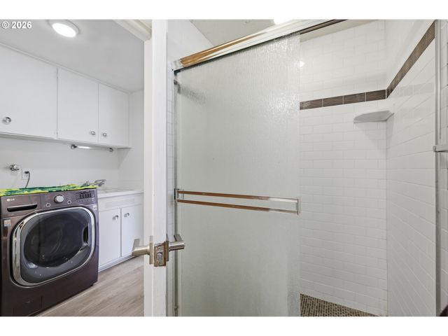 682 SUNSET Dr, Springfield, OR 97477