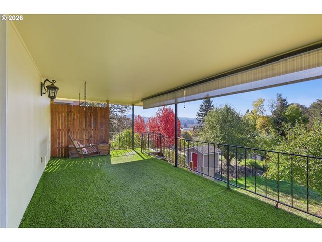 682 SUNSET Dr, Springfield, OR 97477