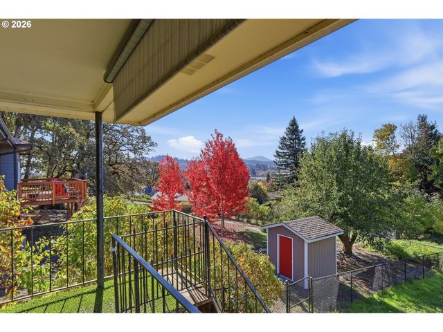 682 SUNSET Dr, Springfield, OR 97477