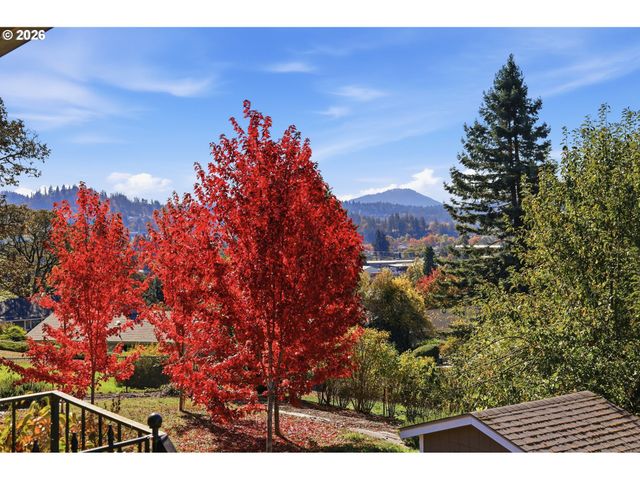 682 SUNSET Dr, Springfield, OR 97477