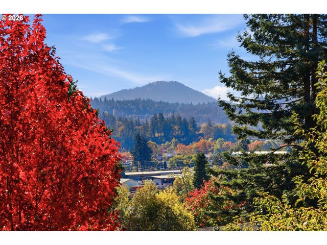 682 SUNSET Dr, Springfield, OR 97477