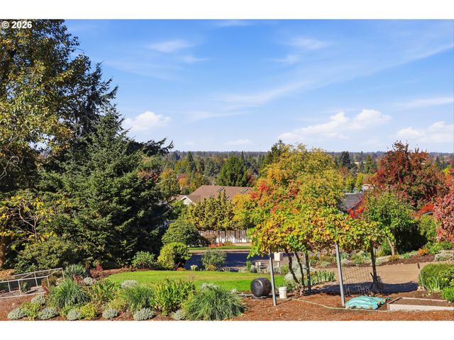 682 SUNSET Dr, Springfield, OR 97477