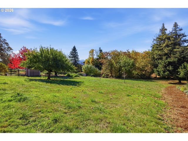 682 SUNSET Dr, Springfield, OR 97477
