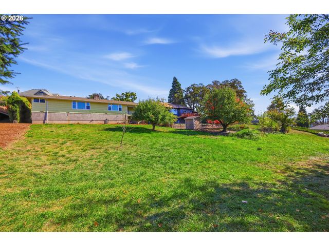 682 SUNSET Dr, Springfield, OR 97477